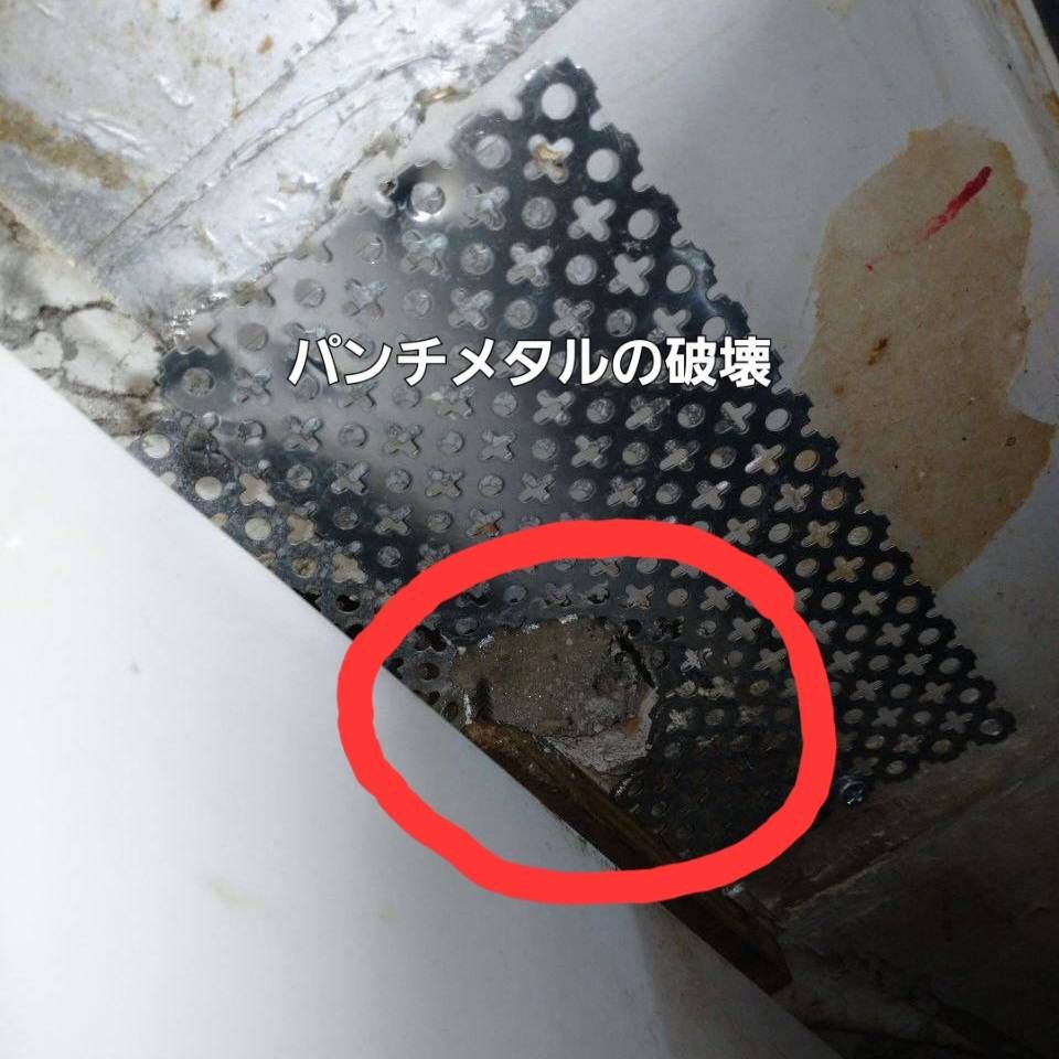 配管まわりに施工したパンチングメタルの端がネズミにこじ開けられた箇所を赤丸で示した写真