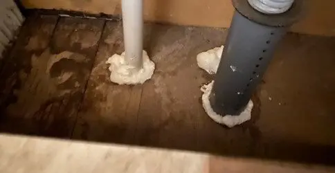 キッチン下の配管貫通部の隙間